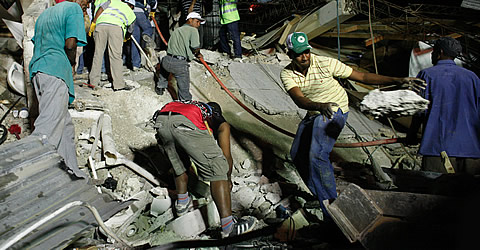 Haitians searching for earthquake victims